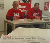 Andreas Spector (DKP Augsburg, links) und Thomas Knecht (DKP queer) im Hans-Beimler-Zentrum