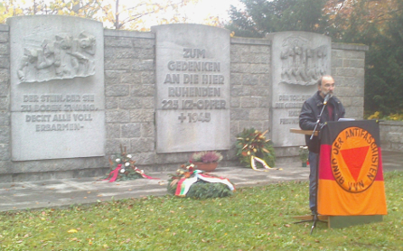Harald Munding (VVN-BdA) spricht auf dem Westfriedhof