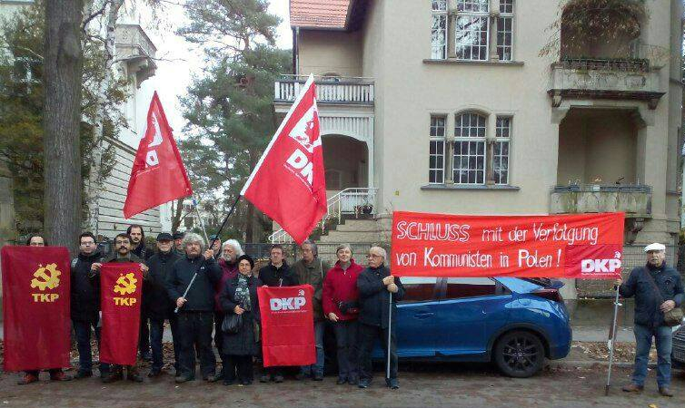 Berliner Kommunisten demonstrierten am 27.11.2017 vor der polnischen Botschaft. Foto: DKP Berlin